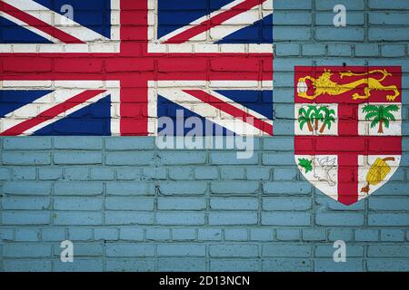 Nationalflagge von Fidschi, die in Farbfarben auf einer alten Ziegelwand abgebildet ist. Flaggenbanner auf Backstein Wand Hintergrund. Stockfoto