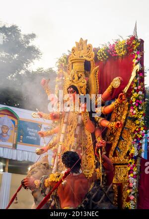 Kolkata, Westbengalen, Indien, Oktober, 2019 : Durga Puja im Kalkutta Hintergrund. Göttin Durga Idol auf pooja Karneval. Indische hinduistische festliche Feier Stockfoto