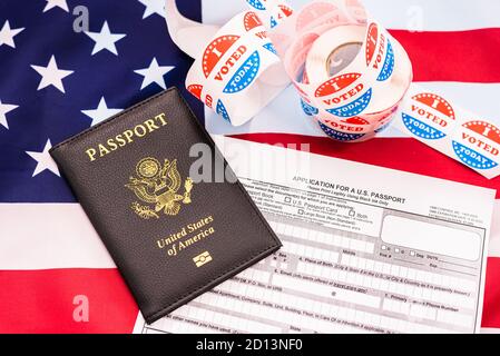 Antrag, um United States Passport auf der amerikanischen Flagge zu erhalten und in der Lage, in den Wahlen zu wählen. Stockfoto