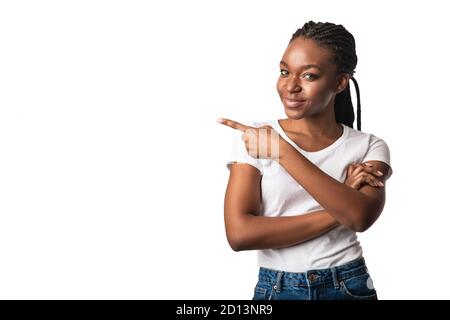 Junge Schwarze Dame Zeigt Finger Beiseite Stehen Auf Weißem Hintergrund Stockfoto