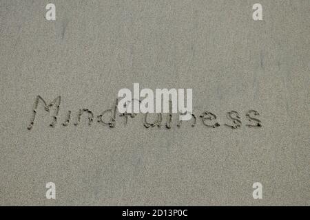 Achtsamkeit Konzept, in dem Bewusstsein leben, Text auf den sand Strand geschrieben Stockfoto