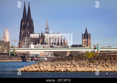 Blick über den Rhein zum Dom und zur romanischen Kirche Gross St. Martin, Severins Brücke, Riesenrad, Köln, Deutschland. Blick über d Stockfoto