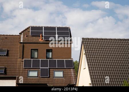 Dachsolarkraftwerk auf einem Wohnhaus im Stadtteil Niehl, Köln, Deutschland. Photovoltaikanlage auf dem Dach eines Wohnhauses in der Stadt Stockfoto