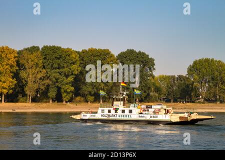 Autofähre auf dem Rhein zwischen Köln-Langel und Leverkusen-Hitdorf, Nordrhein-Westfalen, Deutschland. Autofaehre auf dem Rhein zwischen Köln- Stockfoto