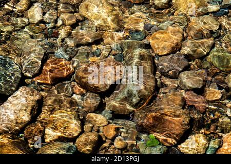 Klares Wasser im Fluss und Stein Textur Hintergrund Stockfoto