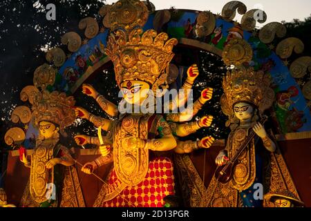 Westbengalen, Indien, Oktober, 2019 : Menschen feiern Durga Puja. Göttin Durga Idol geht für das Eintauchen am Tag der bijaya dashami. Indisch festlich Stockfoto