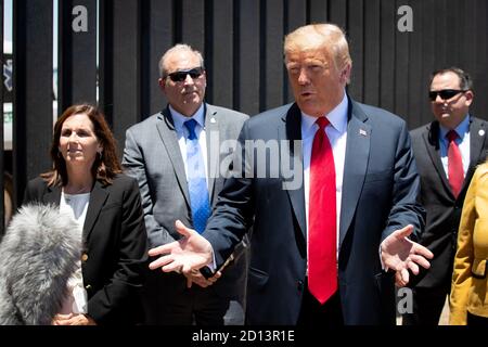 Am 23. Juni 2020 besuchten Präsident Donald Trump, der amtierende Minister Chad Wolf und der amtierende Kommissar Mark Morgan die Grenzmauer in Yuma, Arizona, und markierten den Abschluss des 200 Meilen langen Neubaus entlang der südwestlichen US-Grenze. Stockfoto