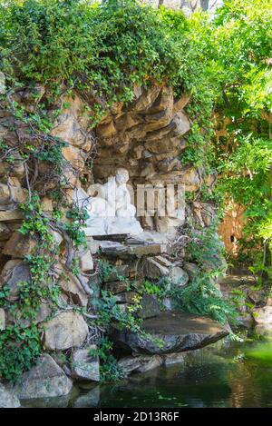 BARCELONA, KATALONIEN / SPANIEN - 10. JUNI 2017: Skulpturenbrunnen im Park 'Parc del Laberint d'Horta' Stockfoto