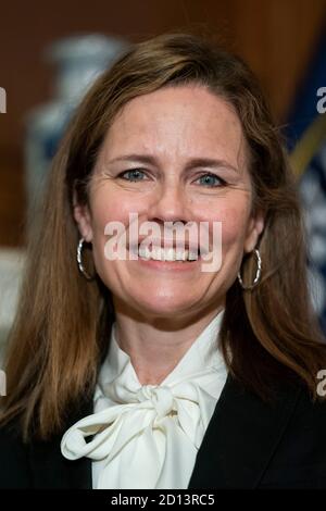 Washington, DC, USA. Oktober 2020. Richterin Amy Coney Barrett, US-Präsident Donald J. Trumps Nominierte für die assoziierte Justiz des Obersten Gerichtshofs der USA, trifft sich mit der US-Senatorin Marsha Blackburn (Republikaner von Tennessee) (nicht abgebildet) im US-Kapitol in Washington, DC, USA, 01. Oktober 2020. Richterin Amy Coney Barrett trifft sich diese Woche vor ihren Bestätigungsverhören, die am 12. Oktober beginnen sollen, einzeln mit Senatoren.Quelle: Jim LoScalzo/Pool via CNP Quelle: dpa/Alamy Live News Stockfoto