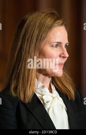 Washington, DC, USA. Oktober 2020. Die Richterin Amy Coney Barrett, die für das Vereinigte Justizwesen des US-Obersten Gerichtshofs nominiert ist, trifft sich mit dem republikanischen Senator von Louisiana Bill Cassidy (nicht abgebildet) im US-Kapitol in Washington, DC, USA, 01. Oktober 2020. Richterin Amy Coney Barrett trifft sich diese Woche vor ihren Bestätigungsverhören, die am 12. Oktober beginnen sollen, einzeln mit Senatoren.Quelle: Jim LoScalzo/Pool via CNP Quelle: dpa/Alamy Live News Stockfoto