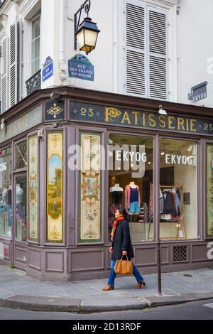 Frau geht vorbei an Bekleidungsgeschäft im Marais, Paris, Frankreich Stockfoto