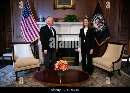 Amy Coney Barrett trifft sich am 1. Oktober 2020 im US-Kapitol in Washington, DC mit dem US-Senator Roger Wicker (Republikaner von Mississippi).Quelle: Graeme Jennings / Pool via CNP Stockfoto