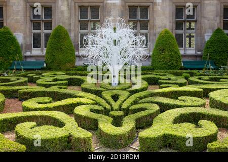 Buchsbaum-Design im Innenhof des Hotel Carnavalet, Marais, Paris, Frankreich Stockfoto