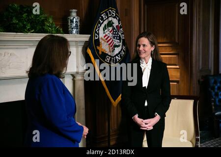 US-Senator deb Fischer (Republikaner von Nebraska) trifft sich mit der US-Richterin des Obersten Gerichtshofs Amy Coney Barrett im US-Kapitol in Washington, DC, Donnerstag, 1. Oktober 2020.Quelle: Graeme Jennings / Pool via CNP Stockfoto