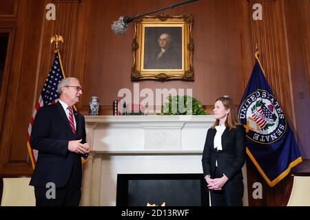 Washington, Vereinigte Staaten Von Amerika. Oktober 2020. US-Senator Kevin Cramer (Republikaner von North Dakota) trifft sich mit Richterin Amy Coney Barrett, US-Präsident Donald J. Trumps Nominierung für den Obersten Gerichtshof, im US-Kapitol in Washington, USA, 1. Oktober 2020.Quelle: Erin Scott/Pool via CNP.Nutzung weltweit.Quelle: dpa/Alamy Live News Stockfoto