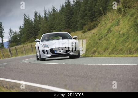 Jaguar F-Type R AWD – Wales, Großbritannien, 2015 Stockfoto