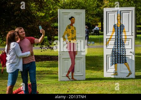 London, Großbritannien. Oktober 2020. Lubaina Himid, Five Conversations, 2019 - Frieze Sculpture, die größte Freiluftausstellung in London. Arbeiten von 12 führenden internationalen Künstlern im Regent's Park vom 5. Oktober bis 18. Oktober in einer kostenlosen Vitrine. Kredit: Guy Bell/Alamy Live Nachrichten Stockfoto