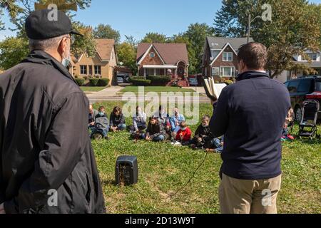 Detroit, Michigan - Missionare mit dem Neokatechumenalen Weg führen eine Prozession auf der Ostseite von Detroit, gefolgt von einem religiösen Gottesdienst im Freien Stockfoto