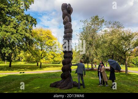 London, Großbritannien. Oktober 2020. Kalliopi Lemos, The Plait, 2020 - Frieze Sculpture, die größte Freiluftausstellung in London. Arbeiten von 12 führenden internationalen Künstlern im Regent's Park vom 5. Oktober bis 18. Oktober in einer kostenlosen Vitrine. Kredit: Guy Bell/Alamy Live Nachrichten Stockfoto