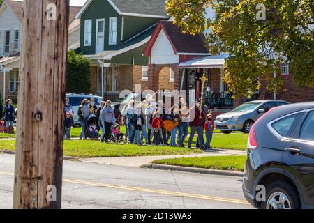 Detroit, Michigan - Missionare mit dem Neokatechumenalen Weg führen eine Prozession auf der Ostseite von Detroit, gefolgt von einem religiösen Gottesdienst im Freien Stockfoto