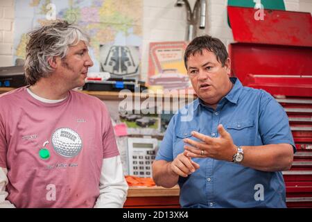 Mike Brewer und Ed China im Wheeler Dealers Garagenstudio in Bracknall, 26. August 2015 Stockfoto