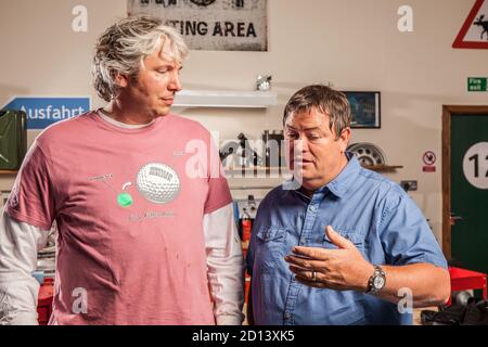 Mike Brewer und Ed China im Wheeler Dealers Garagenstudio in Bracknall, 26. August 2015 Stockfoto