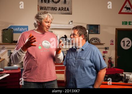 Mike Brewer und Ed China im Wheeler Dealers Garagenstudio in Bracknall, 26. August 2015 Stockfoto