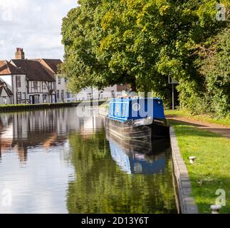 Schmales Boot auf dem Kennet und Avon Kanal im Stadtzentrum von Newbury, Berkshire, England, Großbritannien Stockfoto