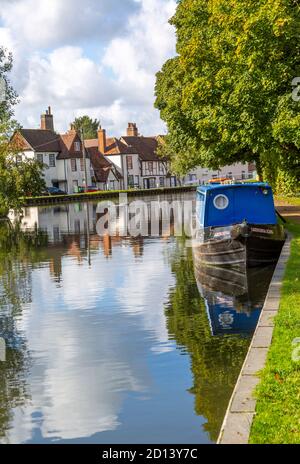 Schmales Boot auf dem Kennet und Avon Kanal im Stadtzentrum von Newbury, Berkshire, England, Großbritannien Stockfoto