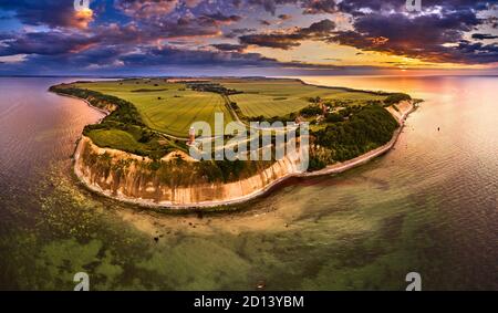 Drohne Ansicht von Leuchttürmen in Sonnenuntergang aus dem nördlichen Teil von Insel Rügen - genannt Kap Arkona Stockfoto