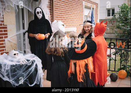 Kinder Trick-or-Treating an Halloween in einem dekorierten Haus Stockfoto