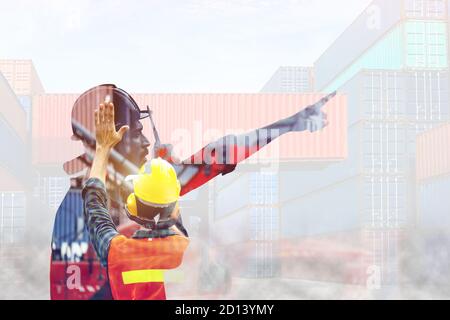 Industriearbeiter kontrolliert die Containerverladung durch Walkie Talkie im Import-Export-Geschäft. Double Exposure Style-Konzept Stockfoto