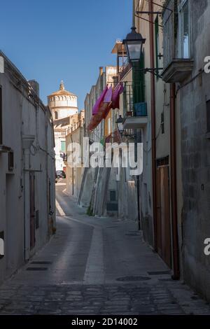 Eine schattige, ruhige Gasse in einer süditalienischen Hügelstadt: Via Balconi Sottani, Montescaglioso, Basilicata, Italien Stockfoto