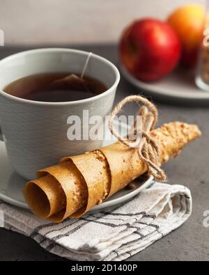 Gesunde Snacks aus der Nähe. Tasse Tee und Apfel hausgemachte Süßigkeiten, auf dem Hintergrund von roten Äpfeln. Food-Foto Stockfoto