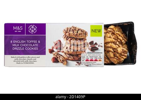 Schachtel mit M&S 8 englischer Toffee & Milchschokolade Nieselregen Cookies geöffnet, um Inhalte isoliert auf weißem Hintergrund anzuzeigen - Hergestellt in Yorkshire Stockfoto