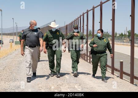 US-Zoll und Grenzschutz handelnden Kommissar Mark Morgan, links, Touren einen Abschnitt der US - Mexiko Grenzmauer zusammen mit US-Grenze Patrol Sector Chief Gloria I. Chavez, ganz rechts, und andere hochrangige Grenzpatrouille Beamten während eines Besuchs in El Paso, Texas, 26. August 2020. CBP Stockfoto