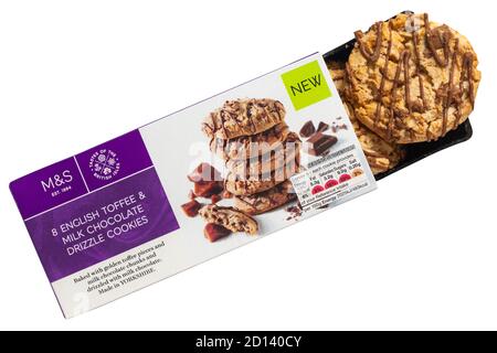 Schachtel mit M&S 8 englischer Toffee & Milchschokolade Nieselregen Cookies geöffnet, um Inhalte isoliert auf weißem Hintergrund anzuzeigen - Hergestellt in Yorkshire Stockfoto