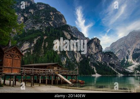 see prags mit seinem kristallklaren Wasser umgeben von der Hohe Gipfel des Trentino Stockfoto