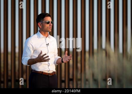 Der amtierende Innenminister des Heimatschutzministeriums Chad Wolf wird von den Medien an der US-mexikanischen Grenzmauer in El Paso, Texas, am 26. August 2020 interviewt. CBP Stockfoto