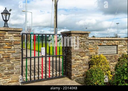 Clonakilty, West Cork, Irland. Oktober 2020. Die GAA-Zentrale hat heute Nachmittag angekündigt, dass alle Vereinsregalungen wegen der eskalierenden Fälle von COVID-19 auf weiteres verschoben werden. Mit NPHET Beratung der Regierung, das ganze Land auf Stufe 5 Einschränkungen, eine virtuelle Sperre zu bewegen, hat die GAA Wettbewerbsspiele und fünf Grafschaften Finale ausgesetzt. Dies kommt, nachdem GAA-Fans gesehen wurden feiern nach Blackrock gewann die Cork Senior Hurling Championships gestern. Clonakilty GAA Club war heute geschlossen, aber das Fitnessstudio blieb geöffnet. Quelle: AG News/Alamy Live News Stockfoto