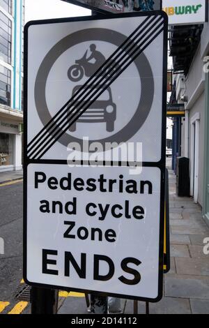 Schild, das das Ende der Fußgänger- und Fahrradzone im anzeigt Stadtzentrum von Liverpool Juli 2020 Stockfoto