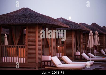 Bungalow am Sandstrand gegen Sonnenuntergang in der Türkei, Belek. Exklusiver Urlaub am Meer. Stockfoto