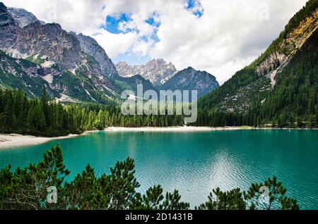 see prags mit seinem kristallklaren Wasser umgeben von der Hohe Gipfel des Trentino Stockfoto