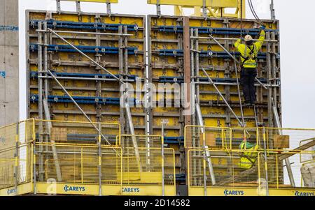 Edinburgh, Schottland, Großbritannien. Oktober 2020. Bauarbeiter, der Schalung für einen Betonguss in Modas neuem städtischen Dorfgrundstück Springside in Fountainbridge in Edinburgh einbaute. Iain Masterton/Alamy Live News Stockfoto