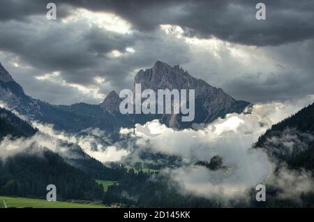 see prags mit seinem kristallklaren Wasser umgeben von der Hohe Gipfel des Trentino Stockfoto