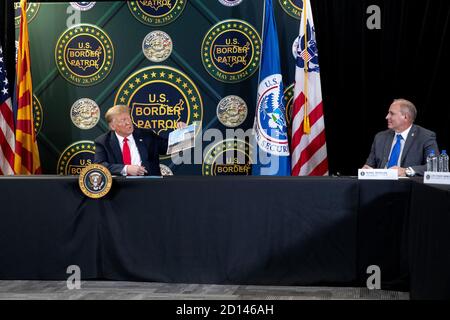 Am 23. Juni 2020 besuchten Präsident Donald J. Trump, der amtierende Sekretär Chad Wolf und der amtierende Kommissar Mark Morgan die Grenze zwischen den USA und Mexiko in Yuma, Arizona, um den Bau der 200 km langen Grenzmauer zu feiern. Stockfoto