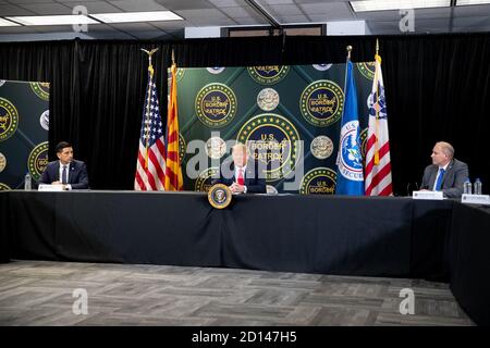 Am 23. Juni 2020 besuchte Präsident Donald J. Trump den 200 km langen Abschnitt der neu errichteten Grenzmauer in Yuma, Arizona. Bei diesem Besuch wurden die Fortschritte bei der Sicherung der Grenze zwischen den USA und Mexiko deutlich. Stockfoto