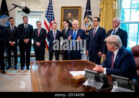 Präsident Donald J. Trump hört zu, wie der US-Botschafter in Israel David M. Friedman am 11. September 2020 in seiner Rede die Entscheidung Bahrains ankündigte, die Beziehungen zu Israel neben den Vereinigten Arabischen Emiraten (VAE) zu normalisieren. Stockfoto