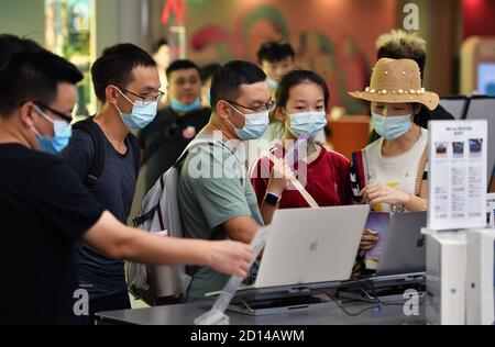 Sanya, Chinas Provinz Hainan. Oktober 2020. Touristen kaufen in einem Duty-Free-Einkaufszentrum in Sanya City, südchinesische Provinz Hainan, 5. Oktober 2020. Hainan erlebt einen Boom bei den Duty-Free-Verkäufen während des National Day und Mid-Autumn Festival. Kredit: Guo Cheng/Xinhua/Alamy Live Nachrichten Stockfoto