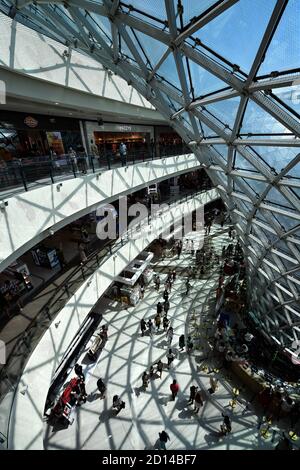 Sanya, Chinas Provinz Hainan. Oktober 2020. Touristen kaufen in einem Duty-Free-Einkaufszentrum in Sanya City, südchinesische Provinz Hainan, 5. Oktober 2020. Hainan erlebt einen Boom bei den Duty-Free-Verkäufen während des National Day und Mid-Autumn Festival. Kredit: Guo Cheng/Xinhua/Alamy Live Nachrichten Stockfoto